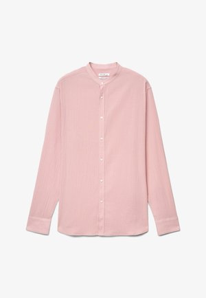Chemise rose clair à manches longues avec col mandarin, fermeture boutonnée devant et poignets boutonnés, étalée à plat sur fond blanc.