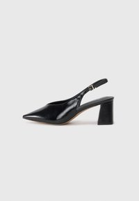 Scarpa slingback in pelle nera con punta affusolata e tacco spesso. Presenta una cinturino con una fibbia in argento e una superficie liscia.