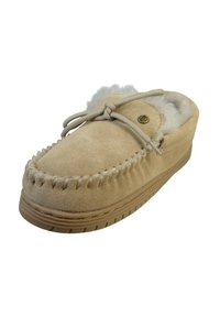 Zapatilla de ante beige con punta redondeada, suave forro de piel, costuras decorativas a lo largo del borde y suela de goma flexible.