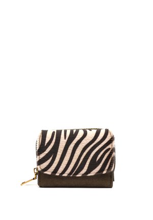 Cartera compacta con solapa de estampado de cebra y cuerpo de ante marrón oscuro, con un tirador de cremallera dorado en el lateral.
