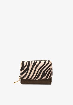 Cartera compacta con solapa de estampado de cebra y cuerpo de ante marrón oscuro, con un tirador de cremallera dorado en el lateral.