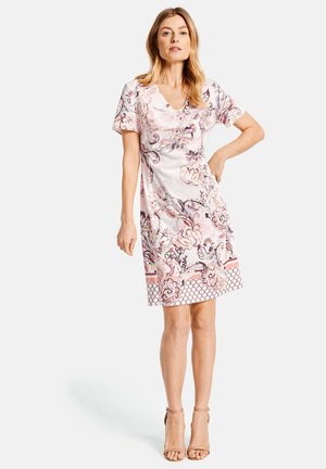 KLEID GEWEBE KLEID MIT ALLOVERDESSIN - Day dress - pink/tobacco/flamingo print