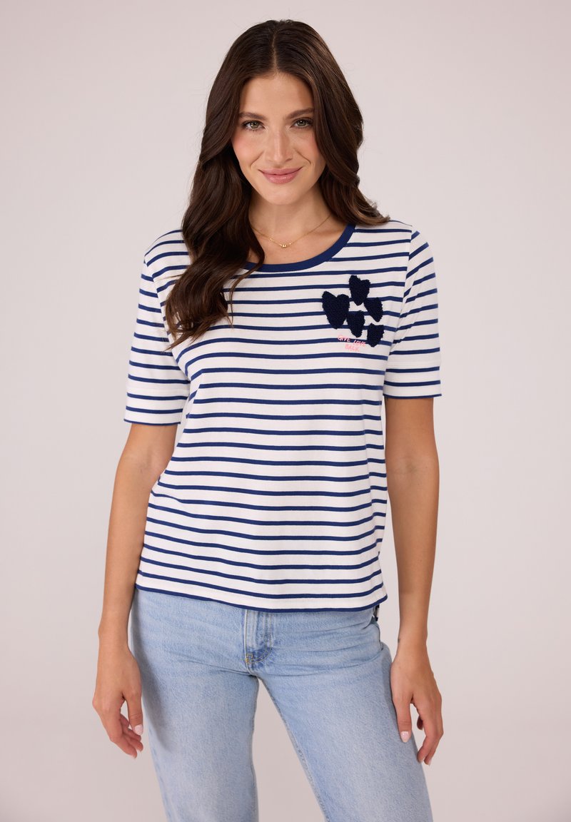 Weiß und marineblau gestreiftes Kurzarmhemd mit Rundhalsausschnitt und einem marineblauen gestickten floralen Design auf der linken Brust. Weicher Stoff.