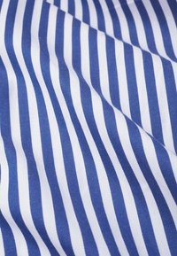 Tessuto di cotone a righe blu e bianche, con una texture liscia e linee alternate di larghezza larga e stretta.
