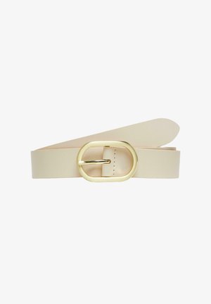 Ceinture en cuir crème roulée avec boucle ovale en métal doré sur fond blanc