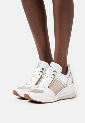 GEORGIE - Trainers - silver/gold