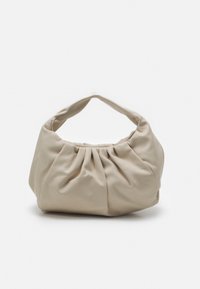 Borsa beige realizzata in materiale morbido, con forma arrotondata, design plissettato e un'unica maniglia spessa.