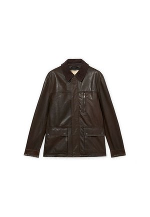 Chaqueta de cuero marrón oscuro con bolsillos con solapa y botones, un bolsillo en el pecho con cremallera y un cuello oscuro a contraste sobre un fondo blanco.