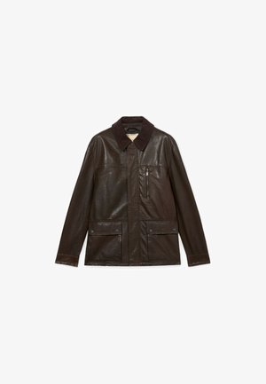 Giacca di pelle marrone scuro con tasche a pattina con bottoni, tasca con cerniera sul petto e colletto scuro a contrasto su sfondo bianco.