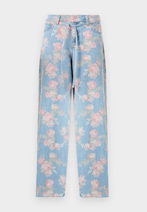 Φωτεινό γαλάζιο τζιν με ολόκληρο ροζ και μπεζ λουλουδάτο σχέδιο, ψηλή μέση, ίσια πόδια και λεπτή ζώνη από το ίδιο ύφασμα.