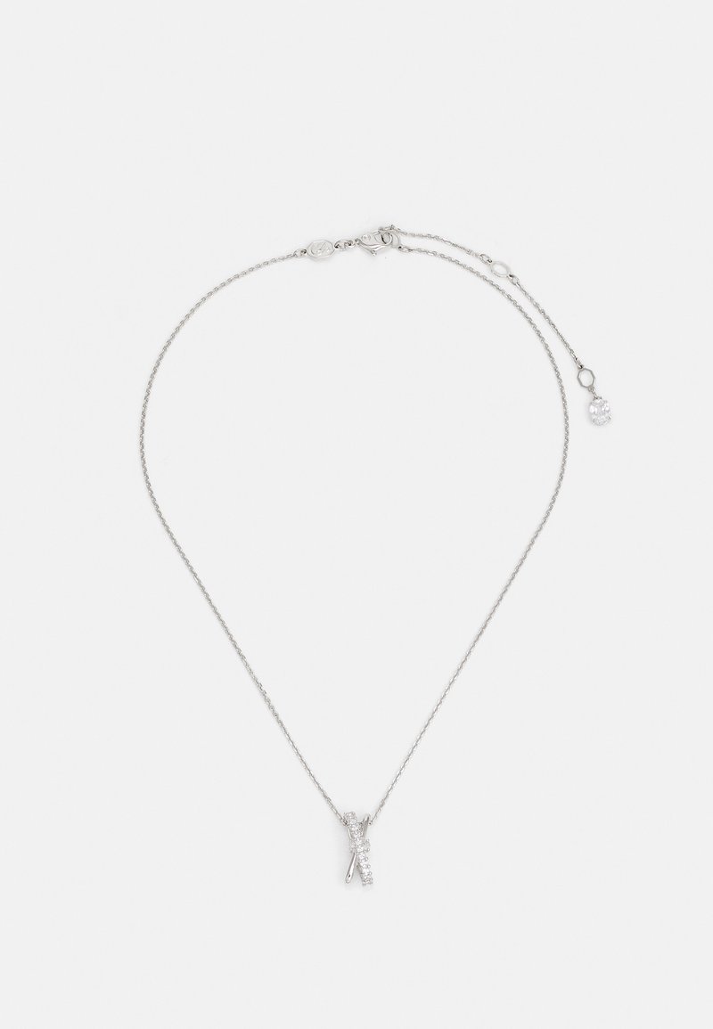 Stříbrný náhrdelník s jemným řetízkem, vybavený minimalistickým přívěskem zdobeným malými, čirými drahokamy a nastavitelným zapínáním.