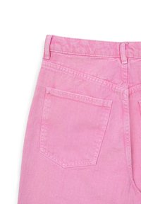 I pantaloni in denim rosa presentano un'alta vita, due tasche posteriori con dettagli di cucitura e una texture morbida. Il tessuto ha un leggero effetto sbiadito.