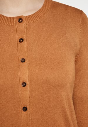 Braun gerippter Strickpullover mit rundem Ausschnitt und fünf dunklen Knöpfen auf der Vorderseite. Weiche Textur mit körperbetontem Design.