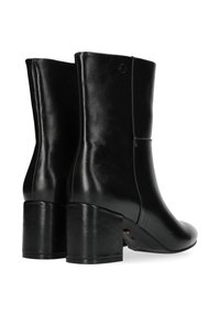 Černé kožené kotníkové boty s hladkým povrchem, zaoblenou špičkou a robustními blokovými podpatky. Mají minimalistický design s decentním šitím.