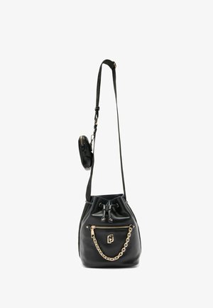Bolso de cubo de cuero negro con cierre de cordón, acentos de cadena dorada, bolsillo con cremallera en el frente y correa ajustable. Pequeño estuche con cremallera adjunto.