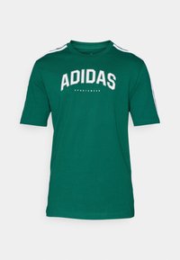 Zöld Adidas póló kerek nyakkivágással, rövid ujjakkal és fehér vízszintes csíkokkal a vállakon. Elöl "ADIDAS SPORTSWEAR" felirat található.