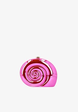 Glänzende pinkfarbene, spiralförmige Clutch mit metallischem Finish und goldfarbenem Verschluss oben vor weißem Hintergrund.