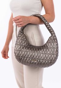 Sac hobo gris métallique avec un design texturé et matelassé. Dispose d'une poignée tressée et d'une fermeture éclair. Surface lisse avec une forme arrondie.