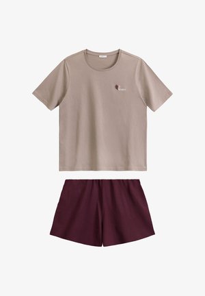 Beżowa bawełniana koszulka z krótkim rękawem z graficznym motywem liścia oraz bordowe bawełniane szorty z elastycznym pasem. Prosty, wygodny fason.