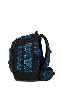 Sac à dos avec un motif abstrait bleu et teal, accents noirs, plusieurs sangles, poches latérales et bretelles rembourrées pour le confort.