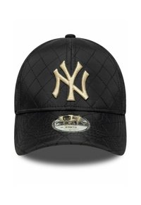 Zwarte gewatteerde pet met een gebogen klep, voorzien van een gouden geborduurd New York Yankees-logo aan de voorkant en een verstelbare strap aan de achterkant.