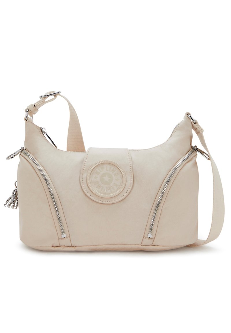 Borsa a mano beige chiaro con forma arrotondata, realizzata in materiale liscio. Presenta cerniere, un patch circolare con logo e una tracolla removibile.