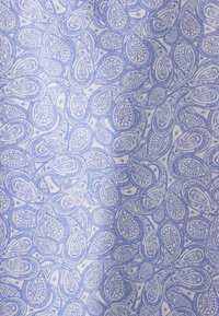 Blauw en wit gestoffeerd materiaal met een paisley ontwerp, gekenmerkt door ingewikkelde details en een gladde textuur.