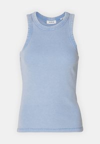 Top de algodão azul claro com textura canelada, decote redondo e design sem mangas. Sem padrões ou acentos visíveis. Simples e ajustado.