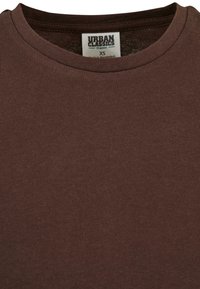 Hnědé tričko z organické bavlny s kulatým výstřihem, měkkou texturou a štítkem označujícím velikost XS od Urban Classics.