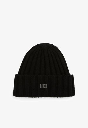 Bonnet en tricot noir avec une texture côtelée et un revers replié. Présente une petite étiquette logo à l'avant.