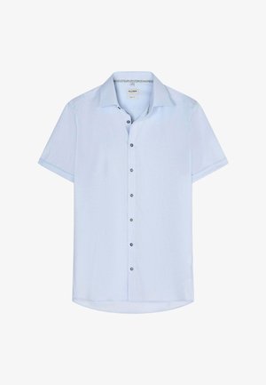 Camicia celeste a maniche corte con bottoni, collo classico, etichetta del marchio visibile e orlo leggermente arrotondato.