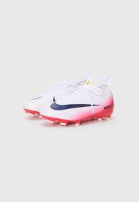 Scarpini da calcio con una sfumatura bianca e rosa, dotati di un grande logo Swoosh blu navy, design con lacci e superficie testurizzata. Marchio "Mercurial" ben visibile.