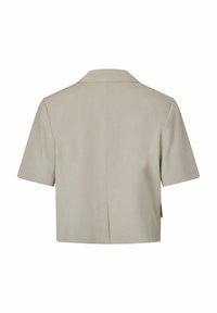 Korte mouw beige cropped blazer met een gladde textuur, klassieke kraag en een split aan de achterkant. Schoon ontwerp zonder zichtbare hardware.