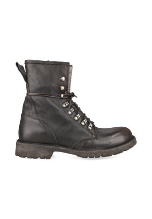 Schwarzer Leder-Schnürkampfstiefel mit Metallösen und robuster Sohle, im Seitenprofil vor weißem Hintergrund gezeigt.