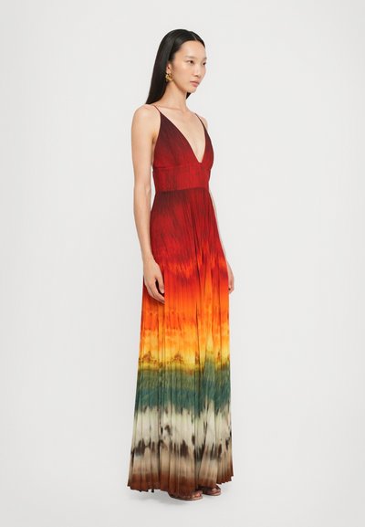 Robe maxi en tissu plissé avec un décolleté en V profond. Présente un dégradé de couleurs : rouge, orange, vert et marron au bas.