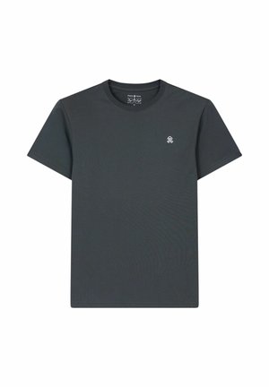 Camiseta de manga corta y cuello redondo en gris oscuro con un pequeño logotipo blanco bordado en el pecho izquierdo.