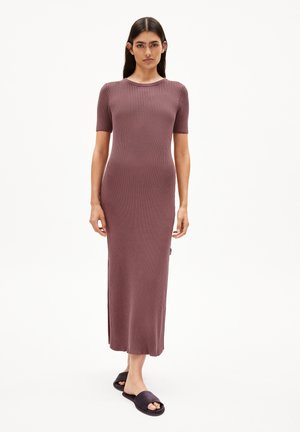 ELAINAAS GMT DYE - Strickkleid - dark berry
