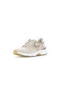 Beige en grijze sneaker met een bovenwerk van suede, vetersluiting, getextureerde accenten en een witte tussenzool. Beschikt over een rubberen buitenzool met een lichte grip.