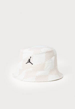 Valkoinen ämpärilakki, jossa on hienovarainen pastelli kuvio ja musta Jumpman-logo sivussa. Valmistettu kevyestä kankaasta.