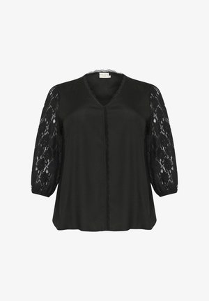 Čierna blúzka s výstrihom do V, hladké saténové telo a priehľadné čipkované trojštvrťové rukávy. Obsahuje dekoračný zúbkovaný lem okolo výstrihu.