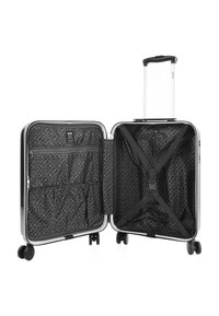 Maleta rígida con marco plateado, interior texturizado negro, correas interiores, bolsillo con cremallera, cuatro ruedas negras y mango retráctil.
