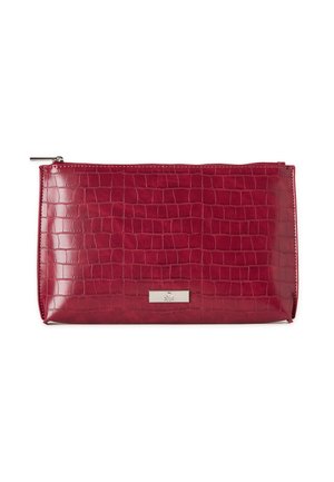 Clutch in finta pelle lucida rossa, con texture in pelle di coccodrillo e accentuazione in hardware argentato sul fronte. Chiusura a zip nella parte superiore.