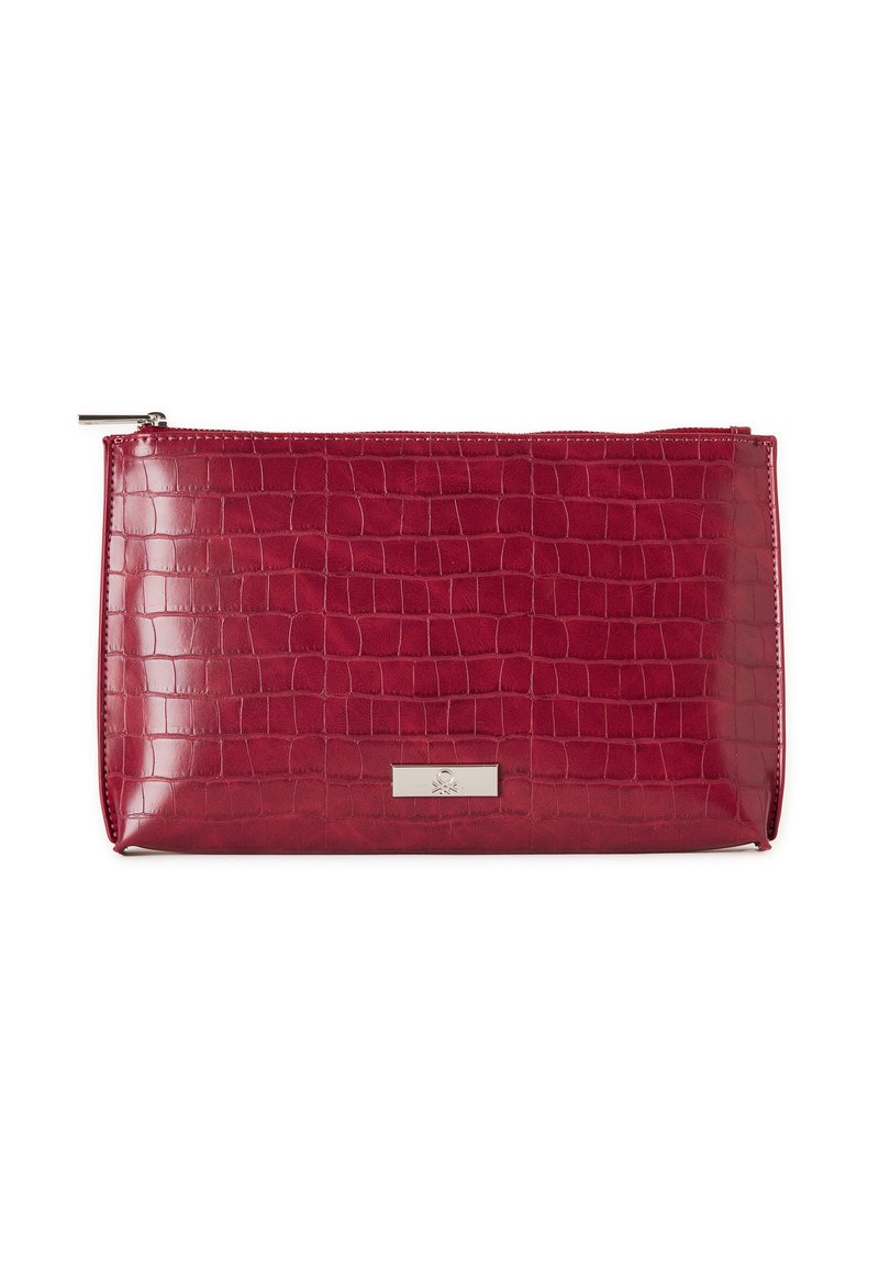 Clutch in finta pelle lucida rossa, con texture in pelle di coccodrillo e accentuazione in hardware argentato sul fronte. Chiusura a zip nella parte superiore.