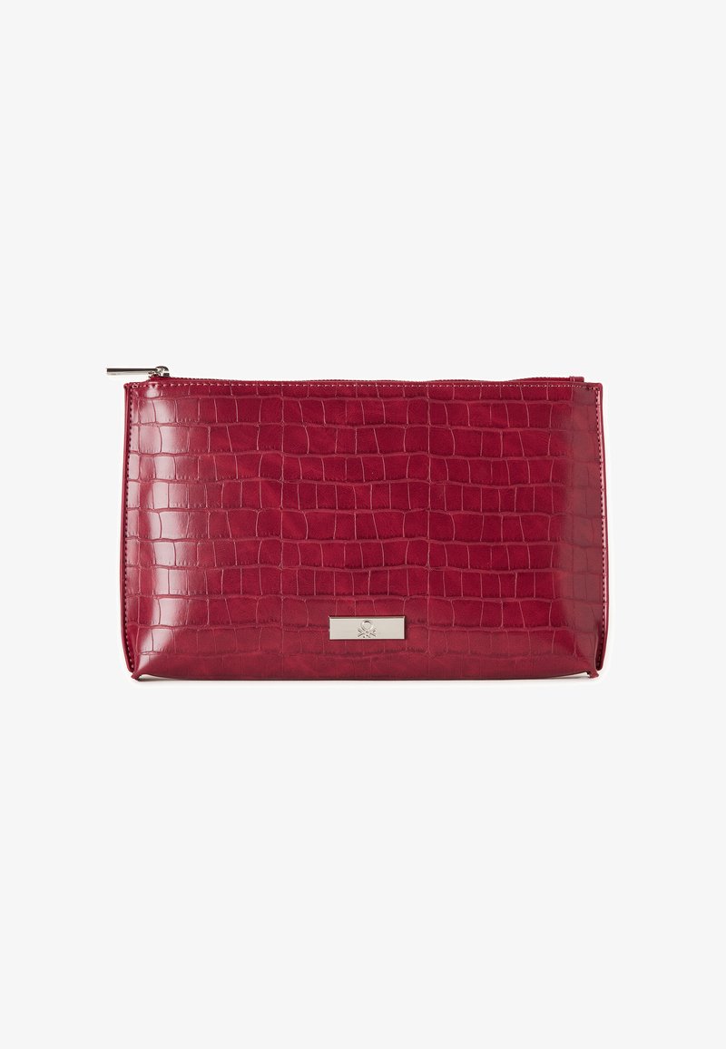 Clutch in finta pelle lucida rossa, con texture in pelle di coccodrillo e accentuazione in hardware argentato sul fronte. Chiusura a zip nella parte superiore.