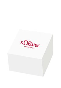 Weißer Karton mit glänzender Oberfläche, der ein rotes "s.Oliver"-Logo und den Ausdruck "FASHION FOR LIFE" in moderner Schriftart zeigt.