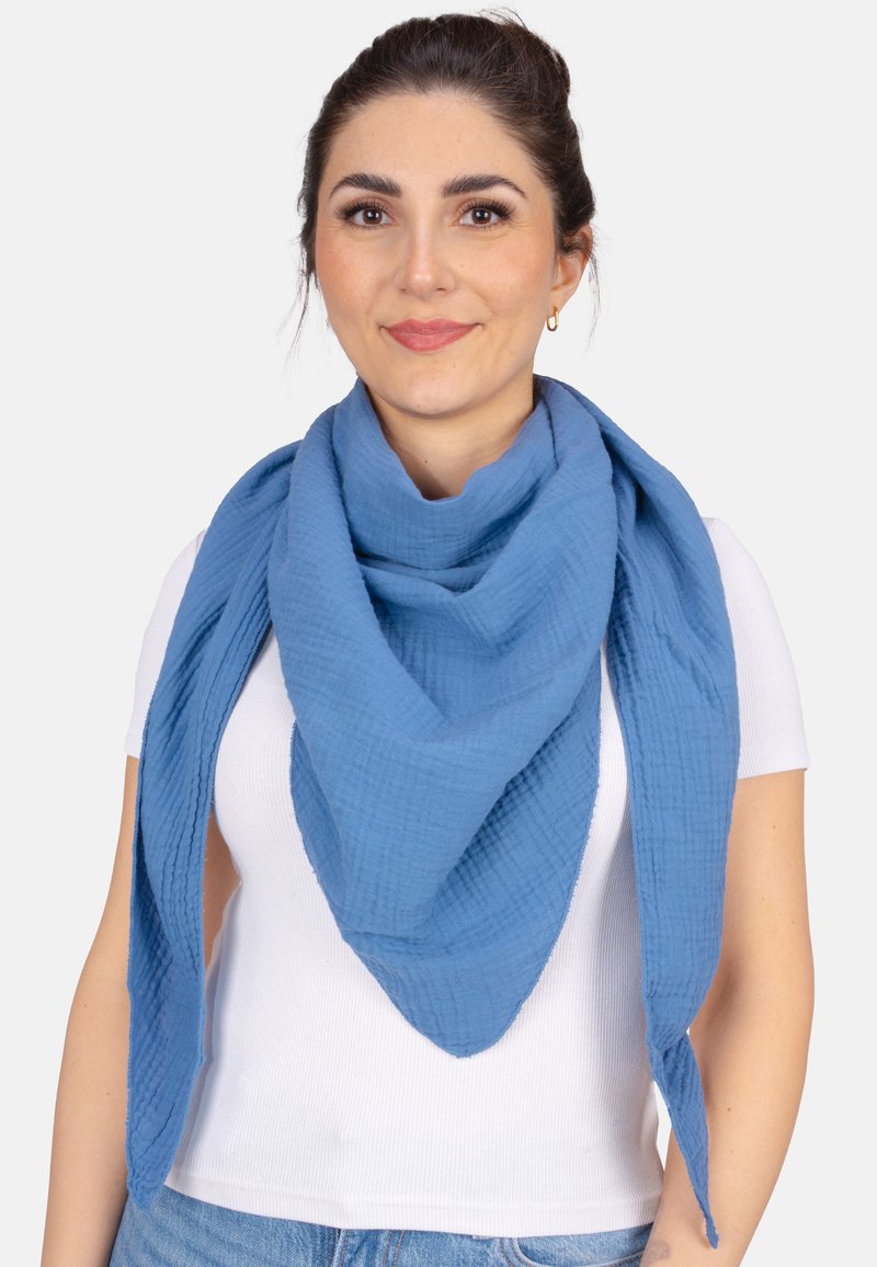 Écharpe bleue en tissu léger, texturée, de forme triangulaire, qui se drape élégamment autour du cou.