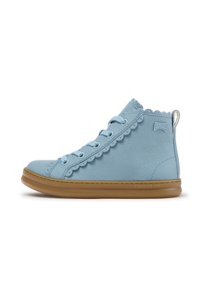 Hellblaue High-Top-Sneaker mit gewellten Kanten, Schnürung vorne und brauner Gummisohle, mit "Camper" an der Seite und am hinteren Fersenlaschen gebrandet.