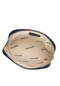 Interno della borsa in pelle blu navy con una texture liscia, caratterizzato da una fodera beige chiaro stampata con "WITTCHEN" e una chiusura con cerniera argentata.