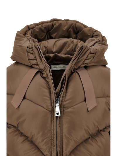 Veste matelassée marron avec capuche, fermeture éclair devant avec tirette en forme de cœur et larges cordons en tissu près du col.