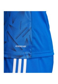Blaues Sportshirt mit geometrischem Muster, "AEROREADY"-Logo und weißen Akzentstreifen entlang des Saums und der Seiten. Glatte Stofftextur.